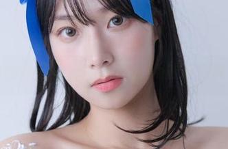 无圣光的角落里，Myung Ah的长腿成了焦点